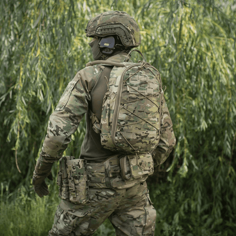 Sotilas pukeutuneena M-Tac STURM Elite -reppuun camo-tilanteessa.