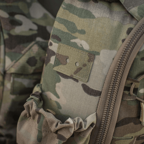 M-Tac STURM Elite -reppu camo-kuosissa joustavilla sivutaskuilla ja YKK- sekä Woojin Plastic -komponenteilla.