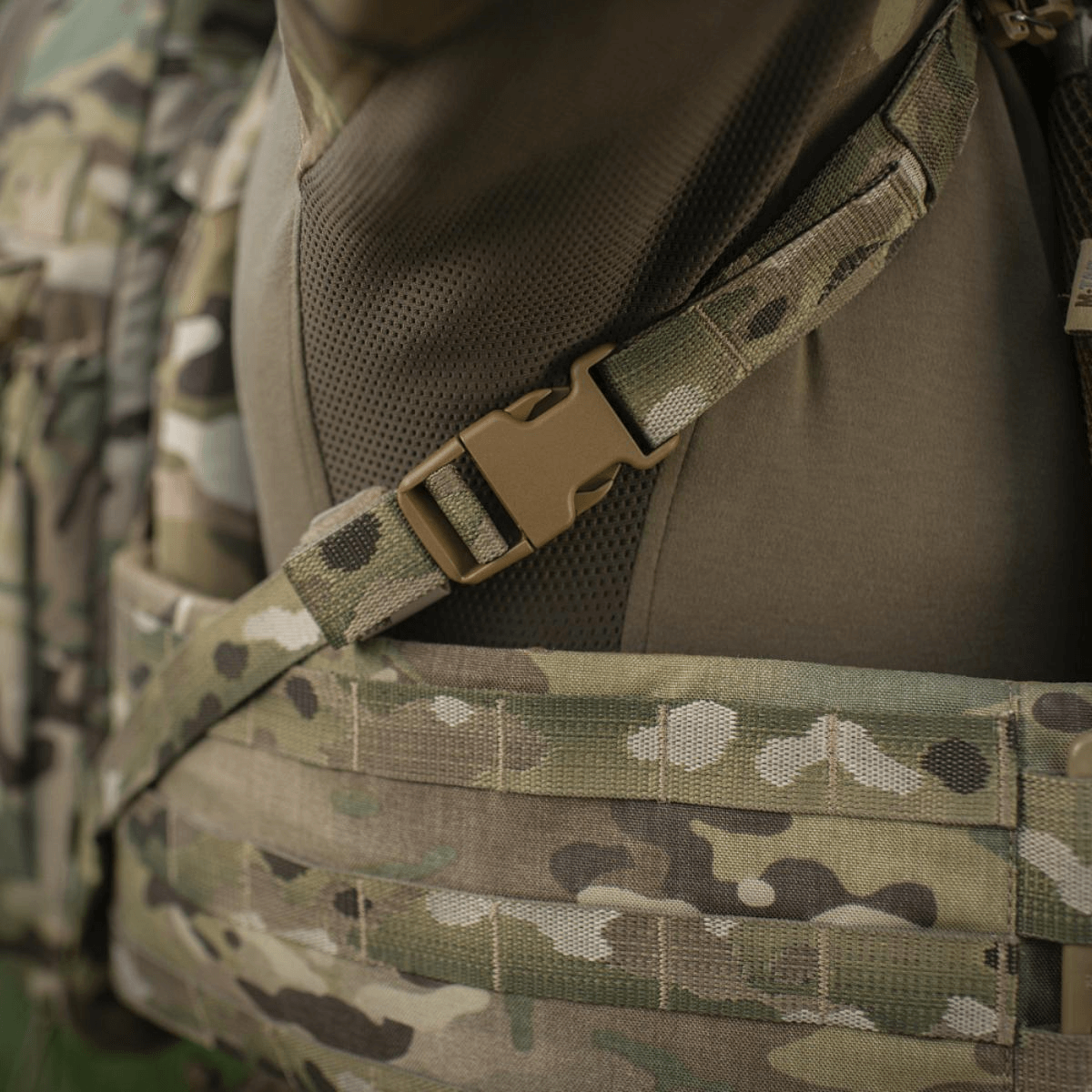 M-Tac STURM Elite -reppu MOLLE Laser Cut -järjestelmällä ja camo-yksityiskohdilla, soveltuu taktisiin tehtäviin kentällä.