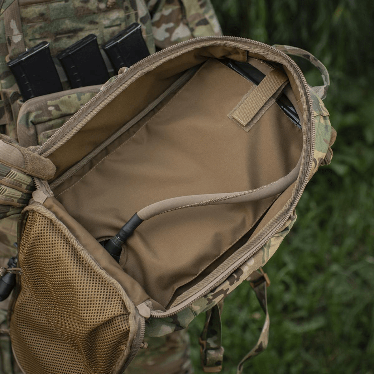 M-Tac STURM Elite -reppu avoimella pääosalla ja MOLLE-paneelilla, valmistettu Cordura-materiaalista taktiseen käyttöön kentällä.