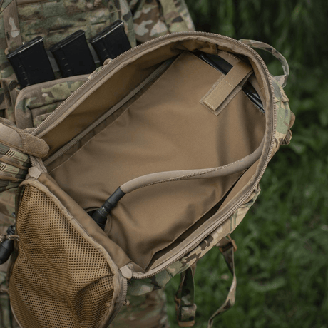 M-Tac STURM Elite -reppu avoimella pääosalla ja MOLLE-paneelilla, valmistettu Cordura-materiaalista taktiseen käyttöön kentällä.
