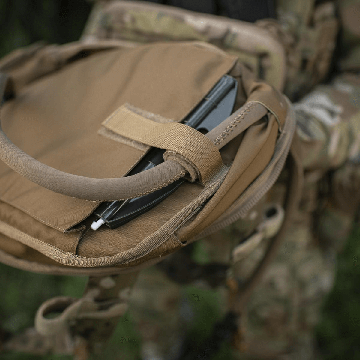 M-Tac STURM Elite -reppu avataan kentällä, näyttää taktisen säilytystilan ja materiaalit kuten Cordura ja YKK-komponentit.