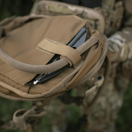 M-Tac STURM Elite -reppu avataan kentällä, näyttää taktisen säilytystilan ja materiaalit kuten Cordura ja YKK-komponentit.