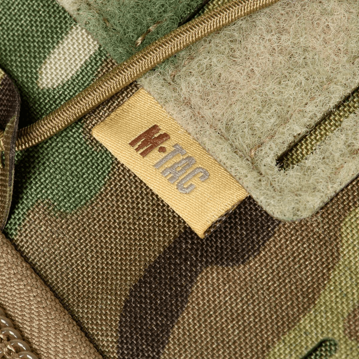 M-Tac STURM Elite -reppu camo-kuosissa, vahva materiaali ja M-Tac-merkki, suunniteltu taktiseen käyttöön kentällä.