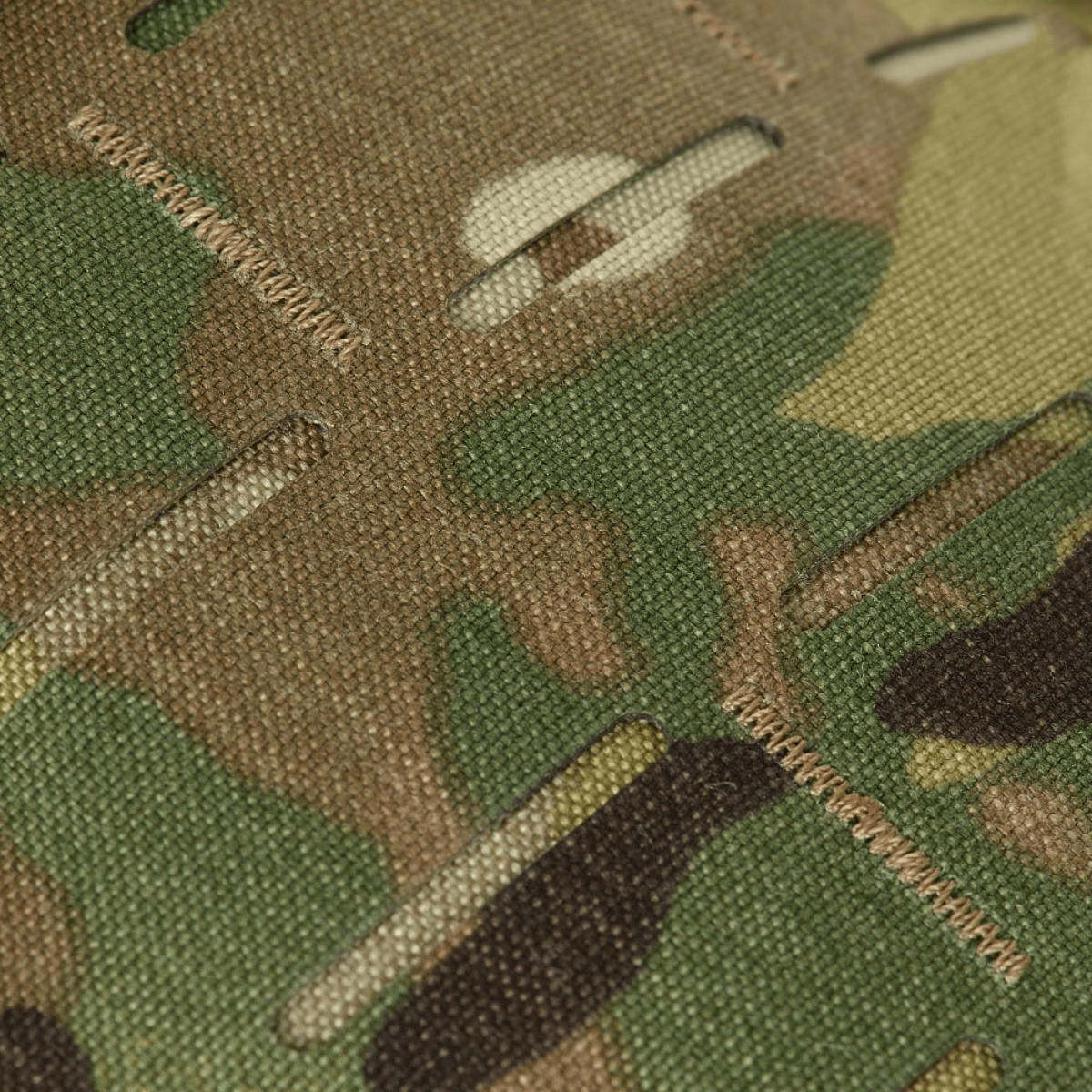 Yksityiskohta MOLLE Laser Cut -paneelista M-Tac STURM Elite -repussa, Cordura-materiaalia camo-kuvioin.
