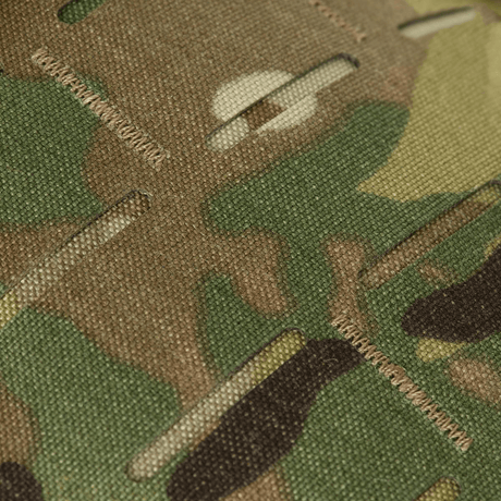 Yksityiskohta MOLLE Laser Cut -paneelista M-Tac STURM Elite -repussa, Cordura-materiaalia camo-kuvioin.