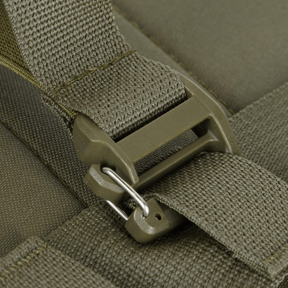 Taktinen solki M-Tac STURM Elite -repussa, Cordura-materiaalia, näyttää vankan hardwaren ja luotettavan rakenteen.