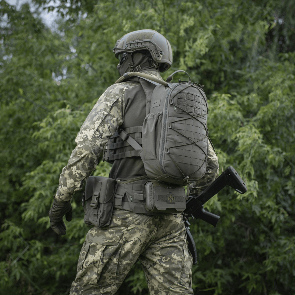 Taktinen sotilas M-Tac STURM Elite -repun kanssa metsässä.