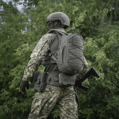 Taktinen sotilas M-Tac STURM Elite -repun kanssa metsässä.