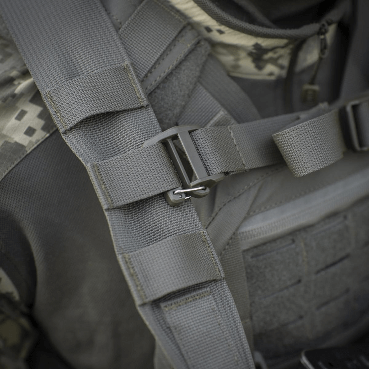 M-Tac STURM Elite -repun yksityiskohtia, taktinen muotoilu MOLLE Laser Cut, Cordura-materiaali, YKK- ja Woojin Plastic -hardware, harmaa sävy.