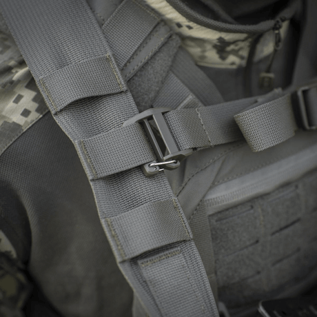M-Tac STURM Elite -repun yksityiskohtia, taktinen muotoilu MOLLE Laser Cut, Cordura-materiaali, YKK- ja Woojin Plastic -hardware, harmaa sävy.