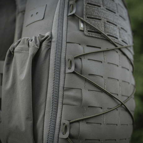Lähikuva M-Tac STURM Elite -repusta MOLLE Laser Cut -etupaneelilla, näyttää taktisen muotoilun ja Cordura-materiaalin laadun.