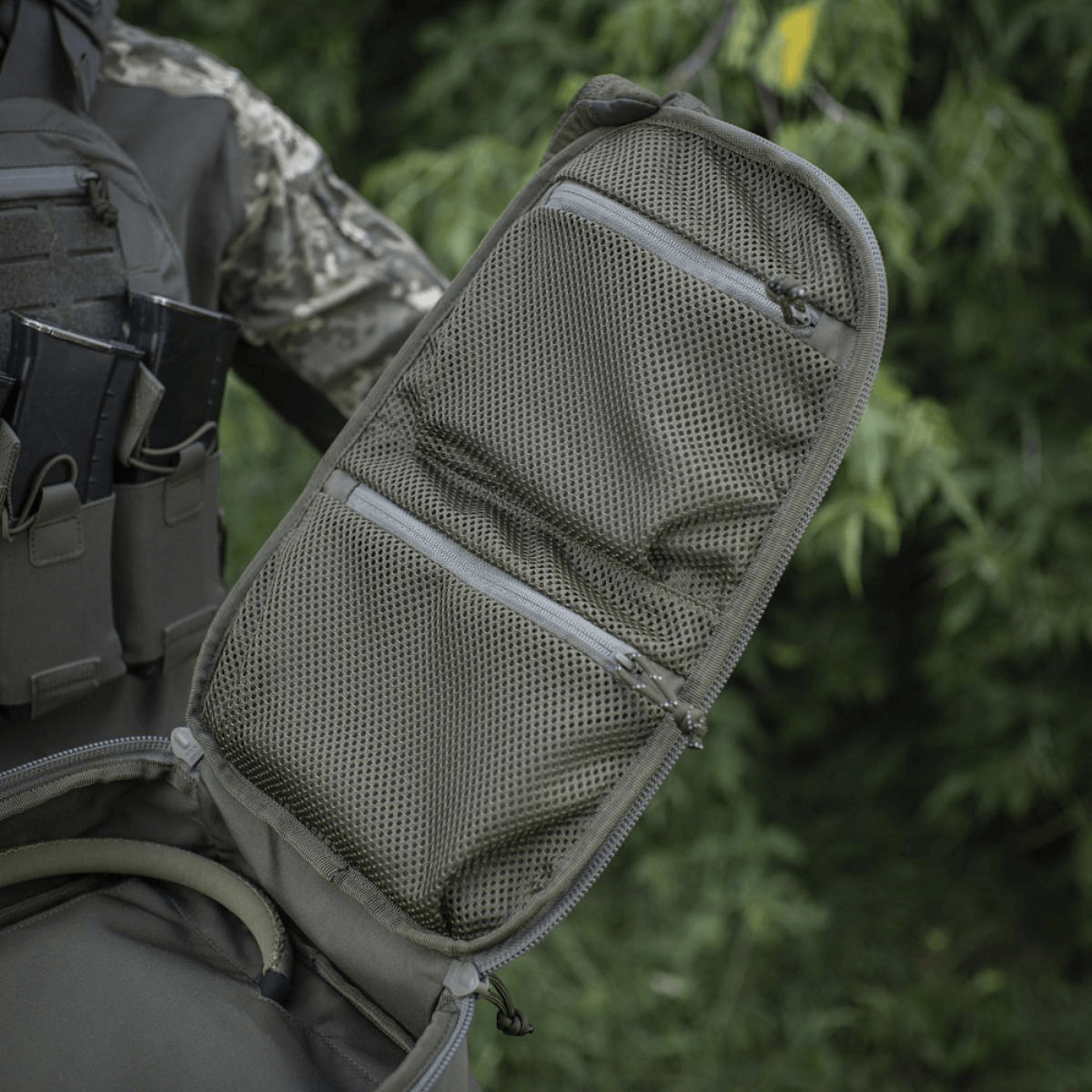 M-Tac STURM Elite -repun avoin tasku näyttää sisäverkotaskut ja säilytysmahdollisuudet taktilliselle varustukselle.