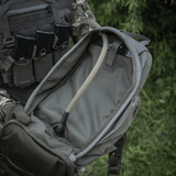Kuva M-Tac STURM Elite -repusta tilavalla pääosastolla ja joustavilla sivutaskuilla, valmistettu kulutusta kestävästä Cordurasta taktiseen käyttöön.