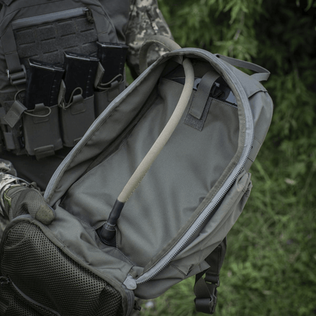 Kuva M-Tac STURM Elite -repusta tilavalla pääosastolla ja joustavilla sivutaskuilla, valmistettu kulutusta kestävästä Cordurasta taktiseen käyttöön.