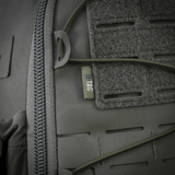 Lähikuva M-Tac STURM Elite -repusta näyttää Cordura-materiaalin ja Laser Cut MOLLE -muotoilun. Taktinen muotoilu lyhytaikaisiin tehtäviin.