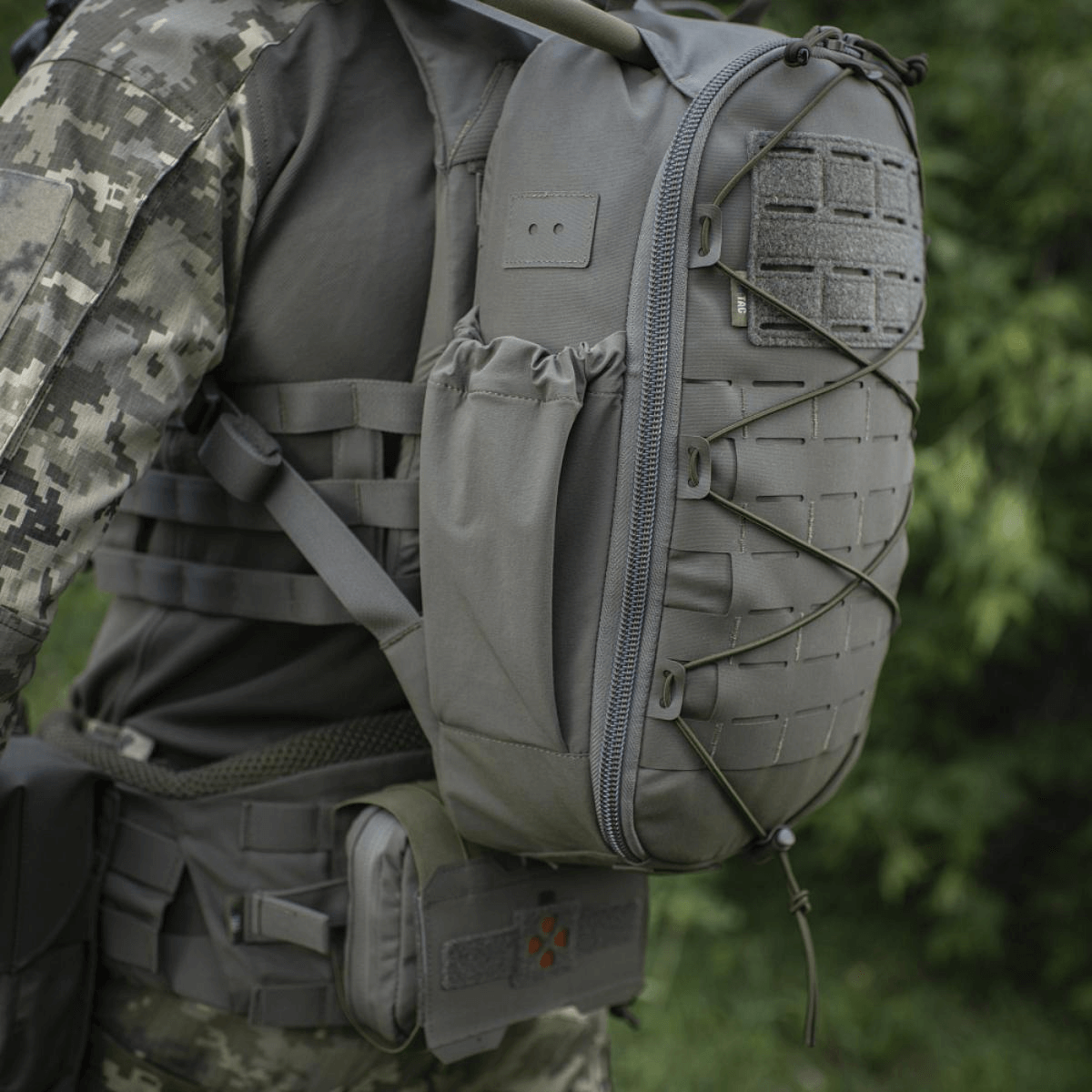 M-Tac STURM Elite -reppu taktiseen käyttöön MOLLE Laser Cut -etupaneelilla ja sivutaskuilla, sopiva lyhyille tehtäville ja välttämättömälle varustukselle.