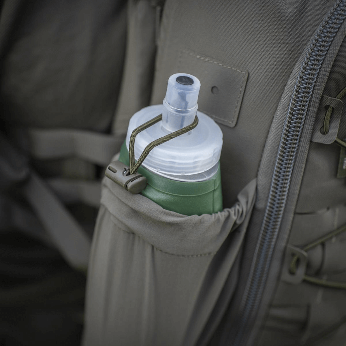 M-Tac STURM Elite -reppu joustavalla sivutaskulla, joka pitää vesipullon, valmistettu kestävästä Cordura-materiaalista taktiseen käyttöön.