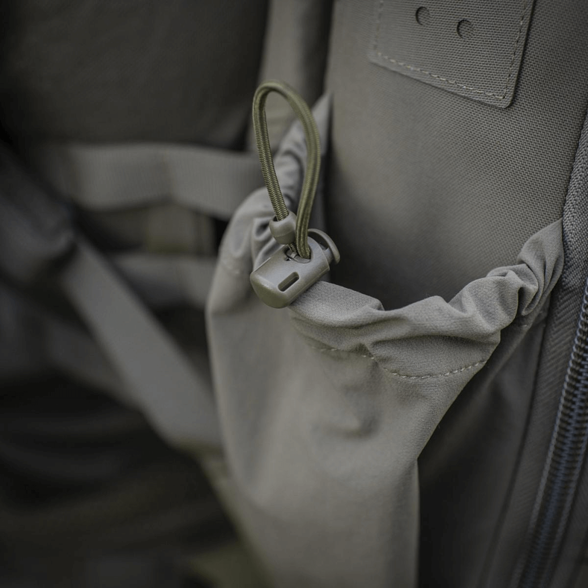 M-Tac STURM Elite -reppu joustavalla sivutaskulla ja kestävällä Cordura-rakenteella, ihanteellinen taktiseen käyttöön ja kenttävarusteille.