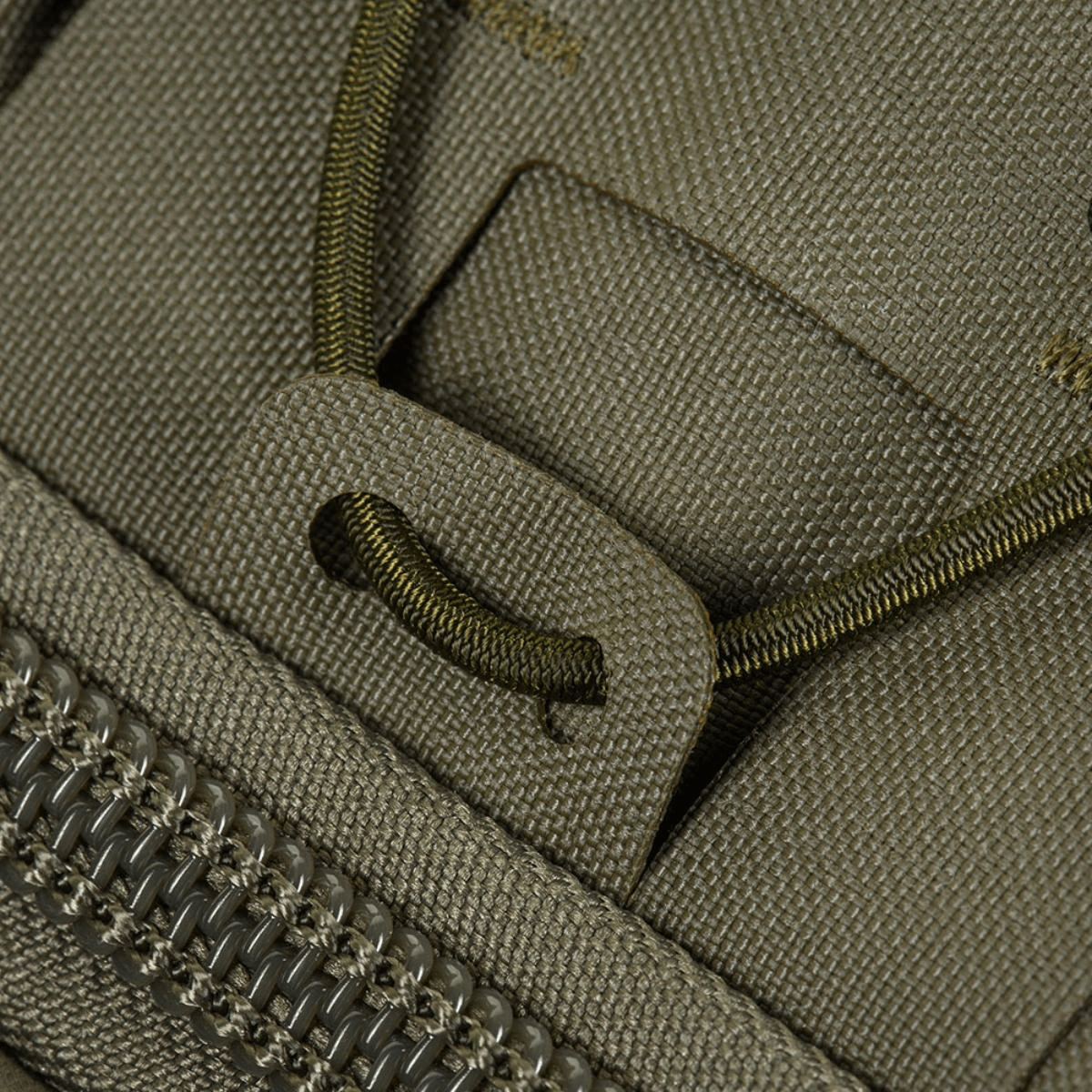 Lähikuva M-Tac STURM Elite -repusta, Cordura-materiaalia, vahva vetoketju ja kestävä paracord varusteille.