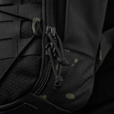 M-Tac STURM Elite -reppu taktiseen mustaan muotoiluun, vahva vetoketju ja Cordura-materiaali, sopii varusteiden kuljetukseen kentällä.