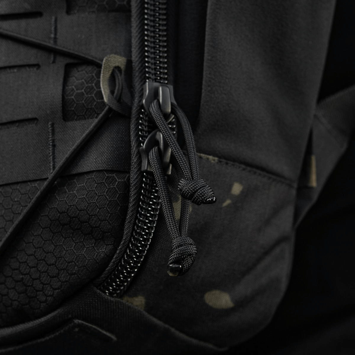 M-Tac STURM Elite -reppu taktiseen mustaan muotoiluun, vahva vetoketju ja Cordura-materiaali, sopii varusteiden kuljetukseen kentällä.