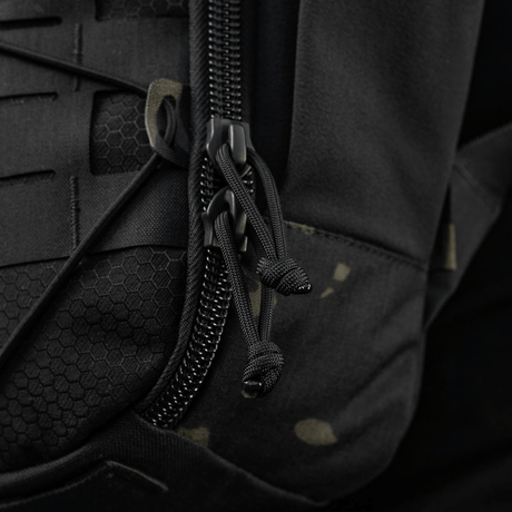 M-Tac STURM Elite -reppu taktiseen mustaan muotoiluun, vahva vetoketju ja Cordura-materiaali, sopii varusteiden kuljetukseen kentällä.