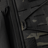 M-Tac STURM Elite -reppu yksityiskuva vetoketjusta ja MOLLE-paneelista Cordura-materiaalissa, suunniteltu taktiseen käyttöön.