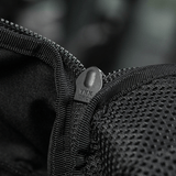 Lähikuva YKK-vetoketjusta M-Tac STURM Elite -repun Cordura-materiaalissa.