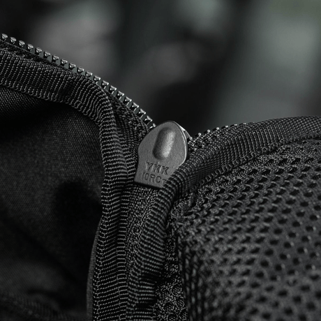 Lähikuva YKK-vetoketjusta M-Tac STURM Elite -repun Cordura-materiaalissa.