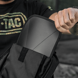 Henkilö esittelee M-Tac STURM Elite -reppua, jossa sisäänrakennettu selkätyyny ja MOLLE-järjestelmä, taktiseen varusteiden kantoon.