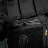 M-Tac Large Elite Gen.II -olkalaukku kestävästä Cordura 500D:stä, YKK-vetoketjut; lähikuva Velcro-paneelista ja logosta.