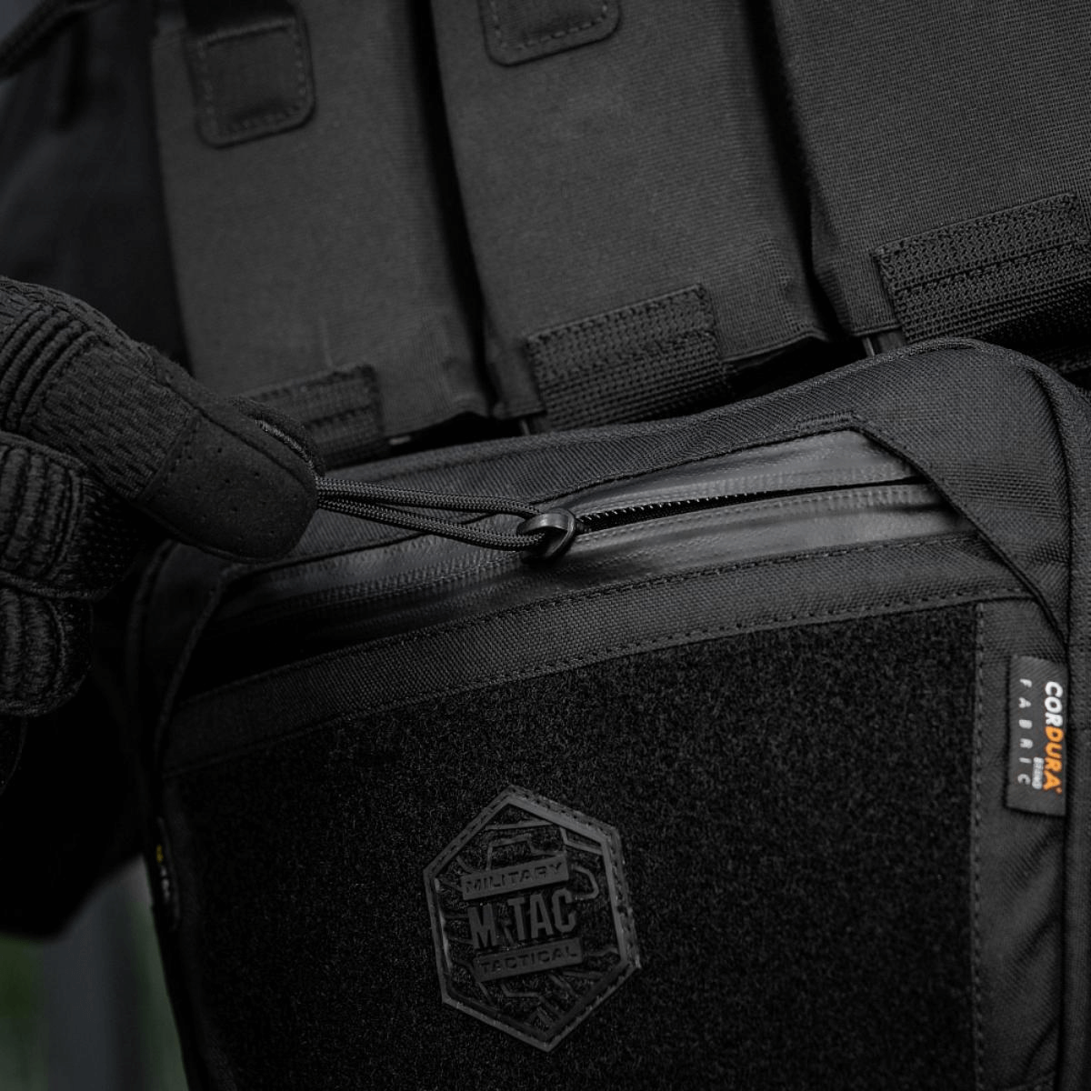M-Tac Large Elite Gen.II -olkalaukku kestävästä Cordura 500D:stä, YKK-vetoketjut; lähikuva Velcro-paneelista ja logosta.