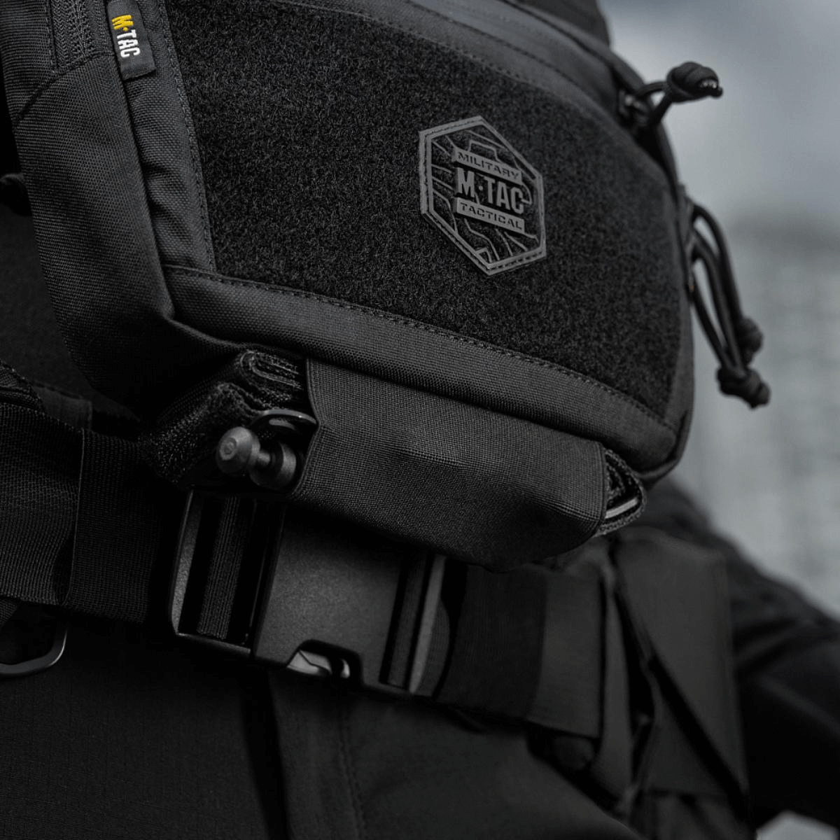 M-Tac Large Elite Gen.II -olkalaukku, musta Cordura 500D, YKK-vetoketjut ja Velcro-paneeli, sopii taktiseen ja arkipäivän käyttöön.