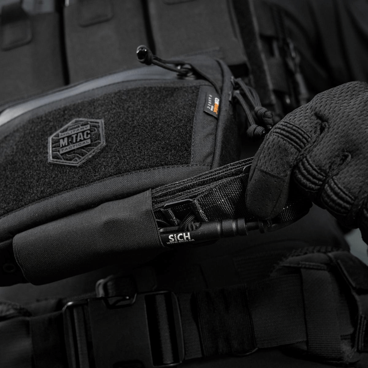 Lähikuva M-Tac Large Elite Gen.II -olkalaukusta, musta Cordura 500D, säätö, vetoketjut ja vahvistettu muotoilu.