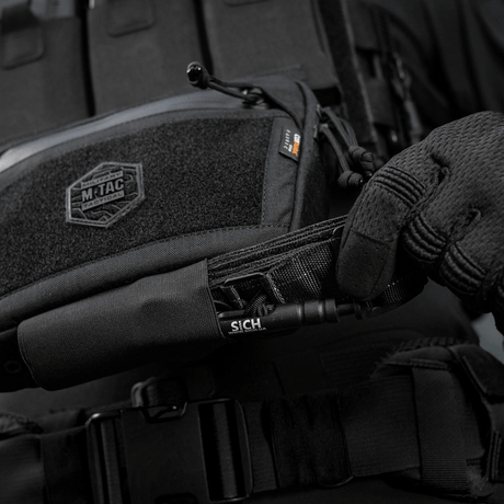 Lähikuva M-Tac Large Elite Gen.II -olkalaukusta, musta Cordura 500D, säätö, vetoketjut ja vahvistettu muotoilu.