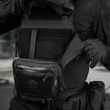 M-Tac Large Elite Gen.II -olkalaukku käytössä taktisen operaattorin kanssa, Cordura 500D ja YKK-vetoketjut sekä Velcro-paneeli.