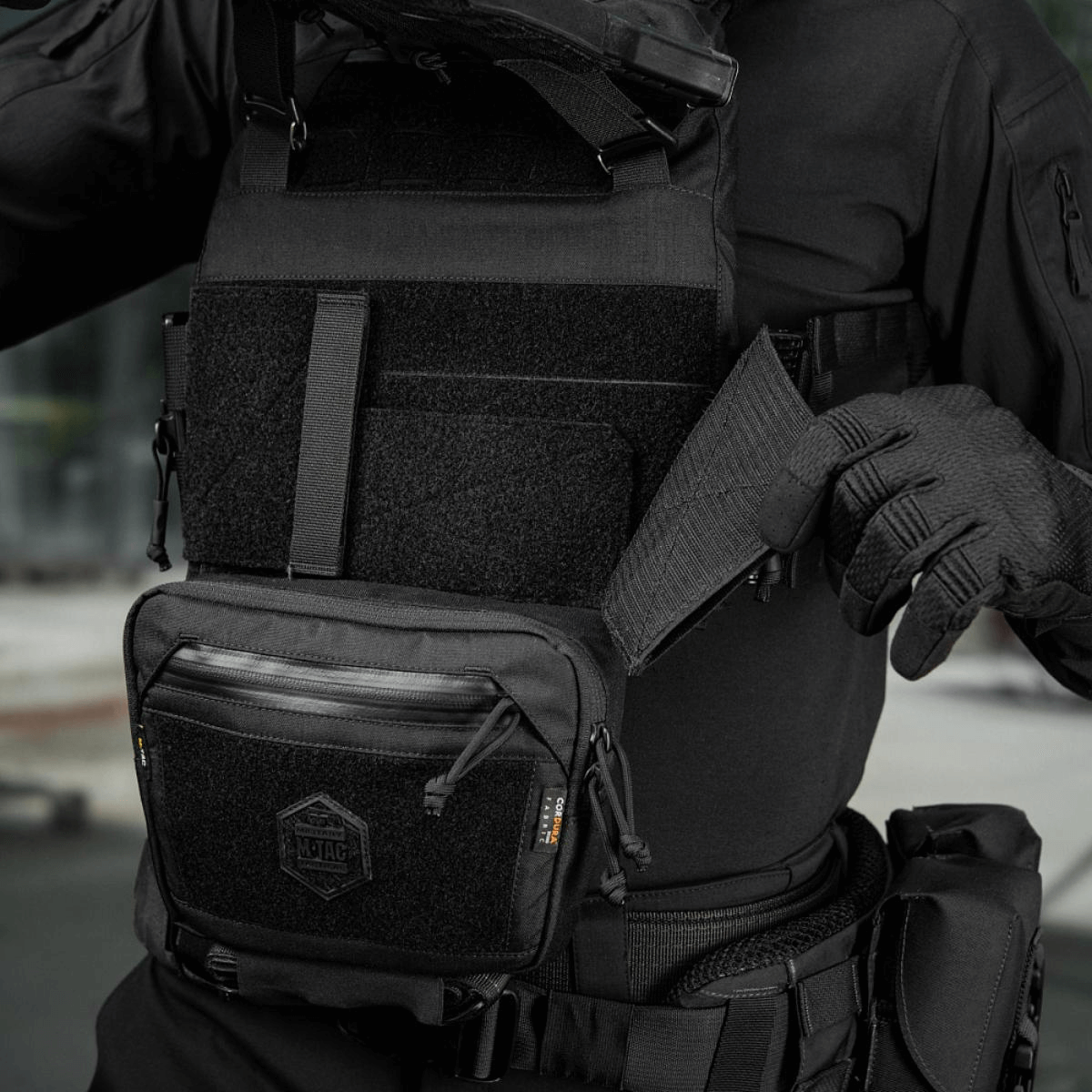 M-Tac Large Elite Gen.II -olkalaukku käytössä taktisen operaattorin kanssa, Cordura 500D ja YKK-vetoketjut sekä Velcro-paneeli.