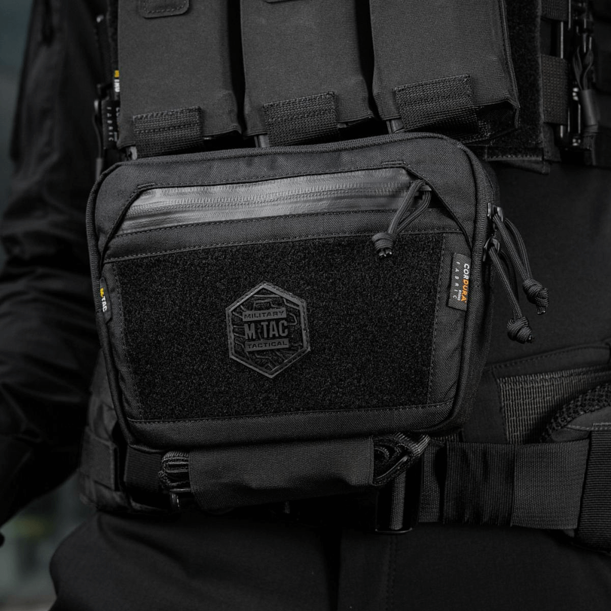 M-Tac Large Elite Gen.II -olkalaukku, jämäkkä olkalaukku Cordura 500D:stä, YKK-vetoketjut ja M-Tac-brändilogo, taktiseen käyttöön.