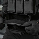 M-Tac Large Elite Gen.II -olkalaukku käytössä, avattuna tilavan sisäosan näyttämiseksi, taktiseen ja arkipäivän käyttöön.