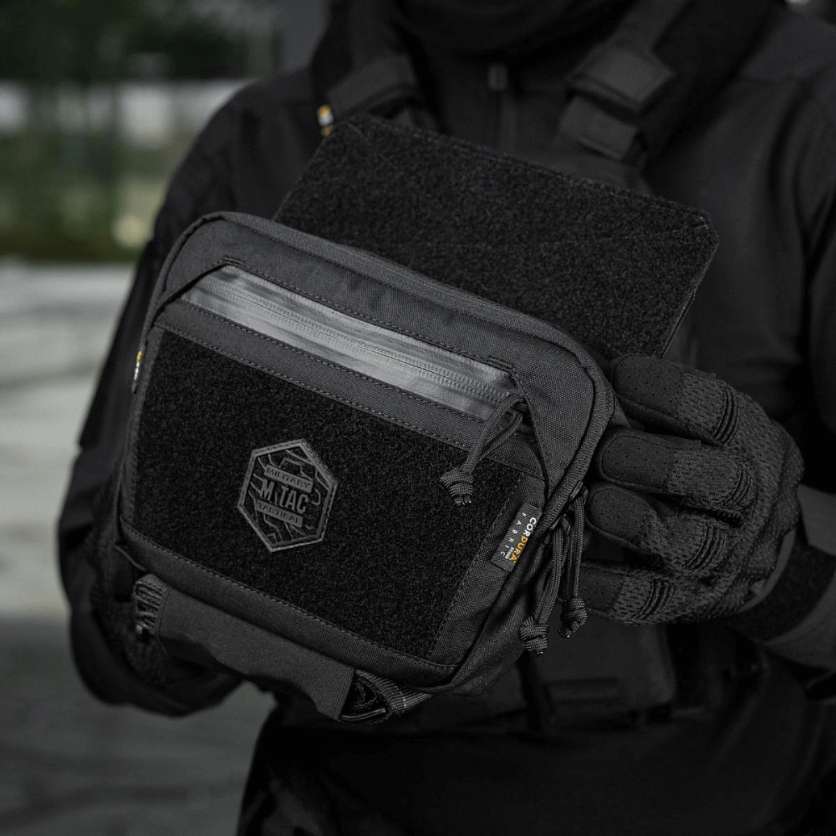 M-Tac Large Elite Gen.II -olkalaukku, musta, etu-Velcro-paneeli ja brändilogo, sopii taktiseen ja arkipäivän käyttöön.