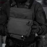 M-Tac Large Elite Gen.II -olkalaukku käytössä, pidetään henkilön toimesta, joka käyttää taktista vaatetusta; valmistettu Cordura 500D:stä.
