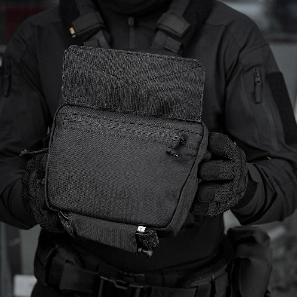 M-Tac Large Elite Gen.II -olkalaukku käytössä, pidetään henkilön toimesta, joka käyttää taktista vaatetusta; valmistettu Cordura 500D:stä.