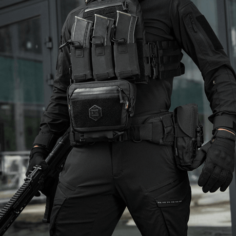 M-Tac Large Elite Gen.II -olkalaukku käytössä taktisen liivin kanssa, valmistettu Cordura 500D:stä kestävyyttä varten.