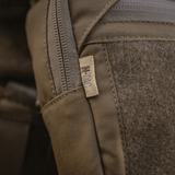 Lähikuva M-Tac Large Elite Gen.II -olkalaukusta Cordura 500D:ssä, näyttää vetoketjut ja laadukkaat saumat taktista käyttöä varten.