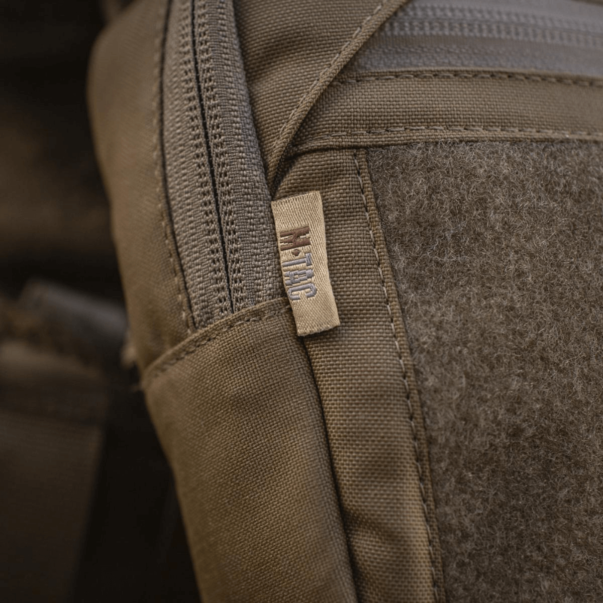 Lähikuva M-Tac Large Elite Gen.II -olkalaukusta Cordura 500D:ssä, näyttää vetoketjut ja laadukkaat saumat taktista käyttöä varten.