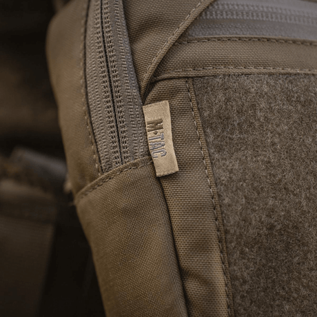Lähikuva M-Tac Large Elite Gen.II -olkalaukusta Cordura 500D:ssä, näyttää vetoketjut ja laadukkaat saumat taktista käyttöä varten.
