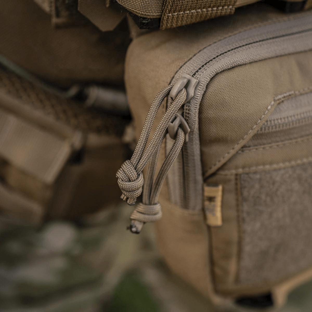 M-Tac Large Elite Gen.II -olkalaukku YKK-vetoketjulla, valmistettu kestävästä Cordura 500D:stä, taktiseen käyttöön ja varusteiden kuljetukseen.