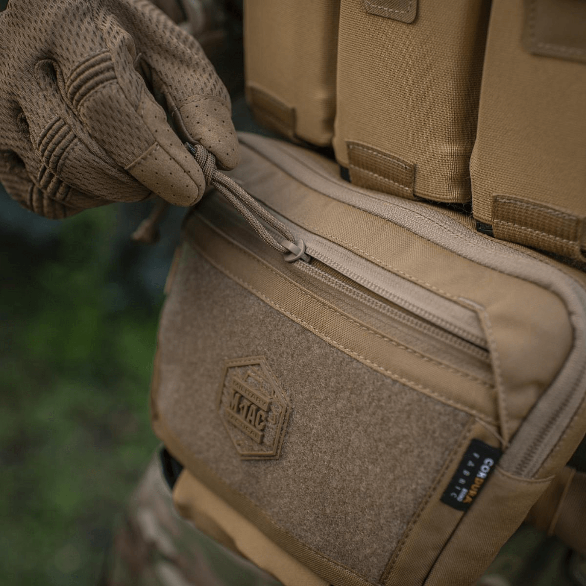 M-Tac Large Elite Gen.II -olkalaukku Velcro-paneelilla, kestävä Cordura 500D ja YKK-vetoketju taktiseen käyttöön.