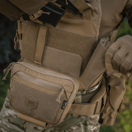 M-Tac Large Elite Gen.II -olkalaukku Cordura 500D:stä, sopii taktiseen käyttöön, Velcro-paneeli ja YKK-vetoketjut henkilöllä camo-vaatetuksessa.